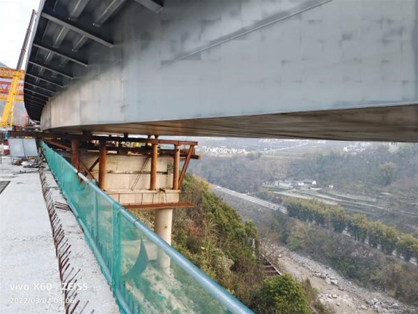 大理平坡立交主線(xiàn)橋鋼箱梁頂推