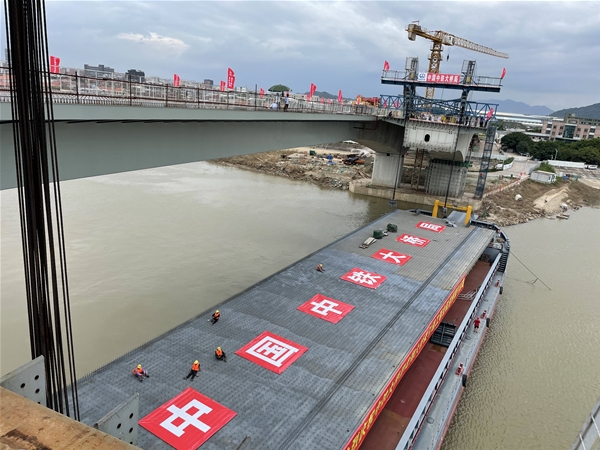 山東超晟輝◆助力佛山市龍翔大橋主橋及引橋鋼箱梁架設工程