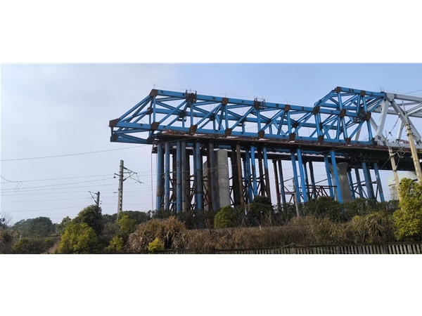 山東超晟輝護航昌九鐵路樂化聯絡線特大橋鋼桁梁施工