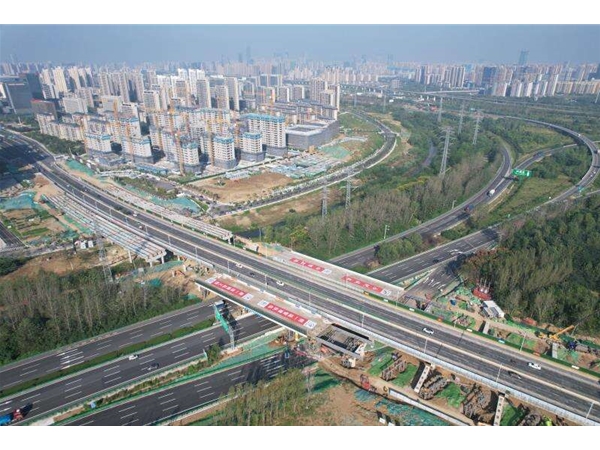 合肥繁華大道改擴建工程滬漢蓉橋頂推施工