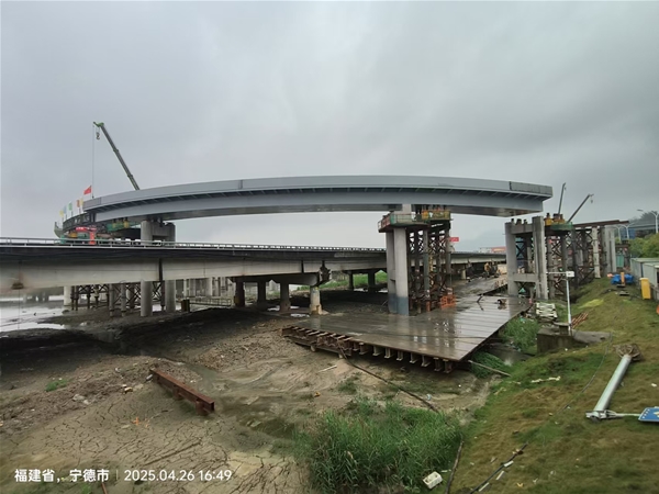 沈海高速羅寧段新增車里灣互通鋼箱梁頂推