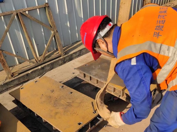 平路運河永福大橋鋼梁頂推