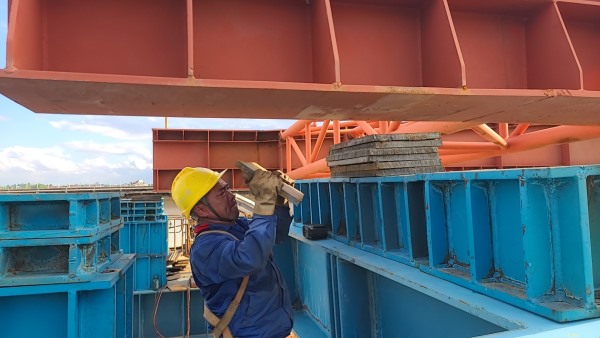 汕梅高速北河大橋鋼梁頂推