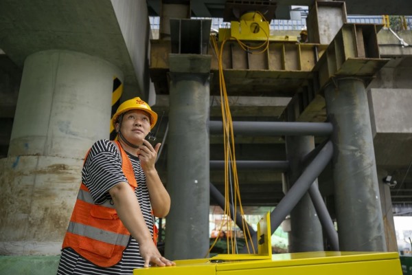 合肥繁華大道改擴建工程滬漢蓉橋頂推施工